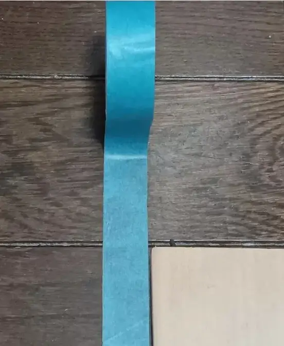 養生テープの貼り方の実演写真（外回り）①交点を通過する写真