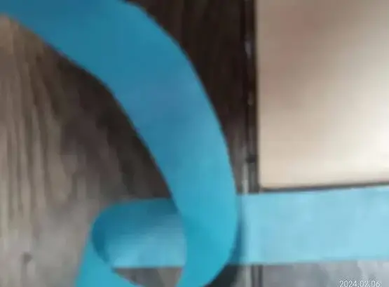 養生テープの貼り方の実演写真（外回り）②交点を通過して回転している写真