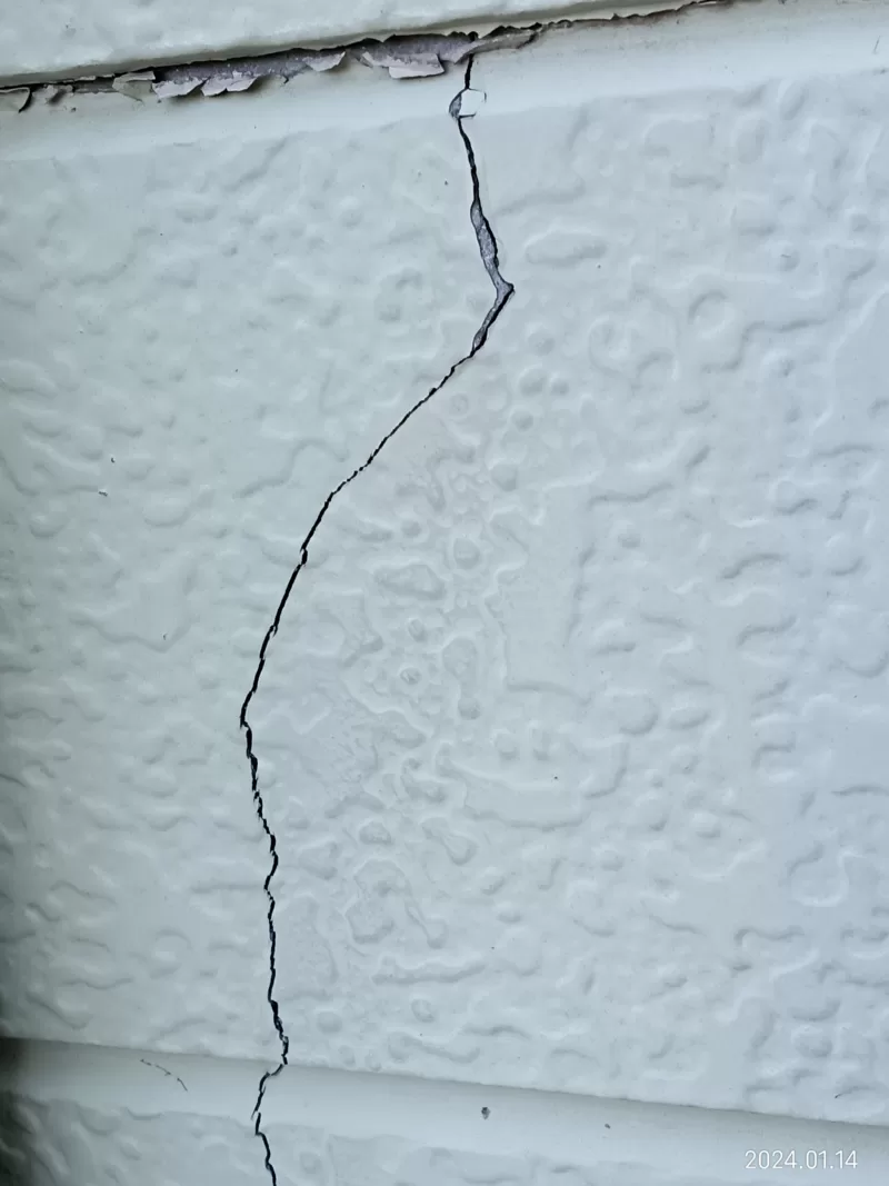 家の外壁サイディングのひび割れの写真