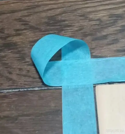 養生テープの貼り方の実演写真（外回り）③交点を通過して回転した完成形の写真