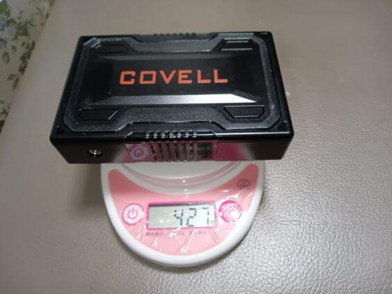 Covellのバッテリーを軽量秤で実測している写真です。メモリは、427ｇを表示してます。