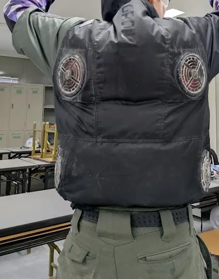 4つ穴ファン付き作業服の写真